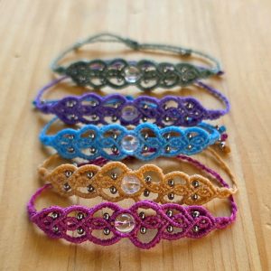 Zapetljana Clarity mini macrame narukvica