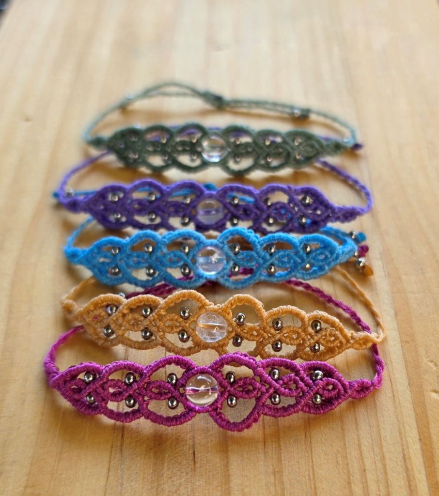 Zapetljana Clarity mini macrame narukvica