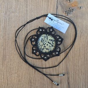 Zapetljana macrame ogrlica Mandala Gem