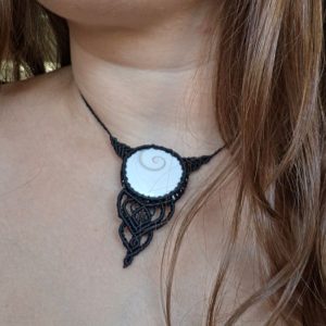 Zapetljana jednostavna macrame ogrlica