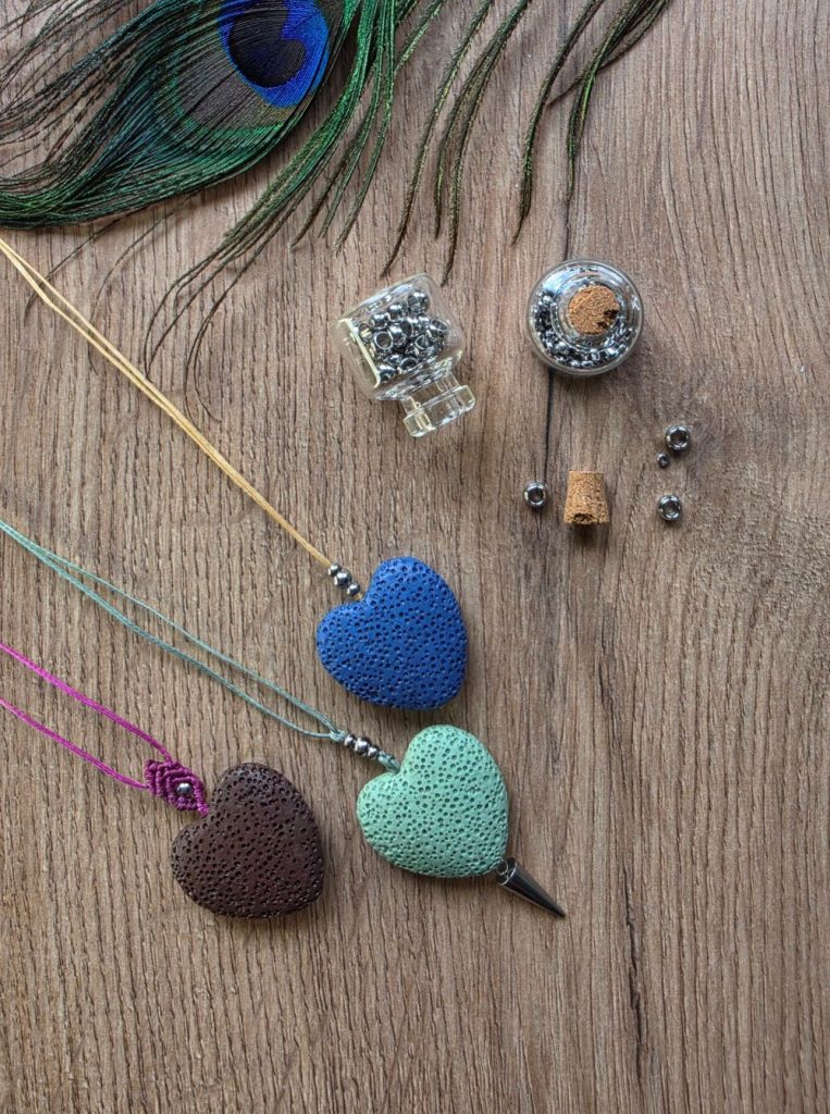 Zapetljana macrame ogrlica Srce lave