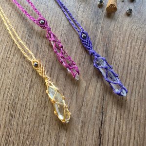 Zapetljana macrame jednostavna ogrlica