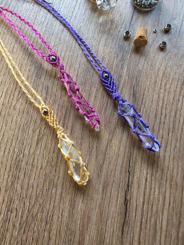 Zapetljana macrame jednostavna ogrlica