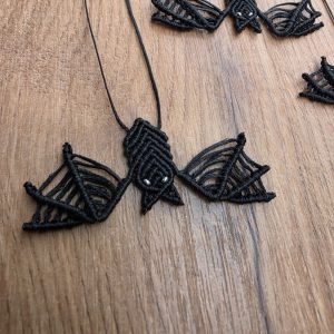 Zapetljana macrame ogrlica Bat