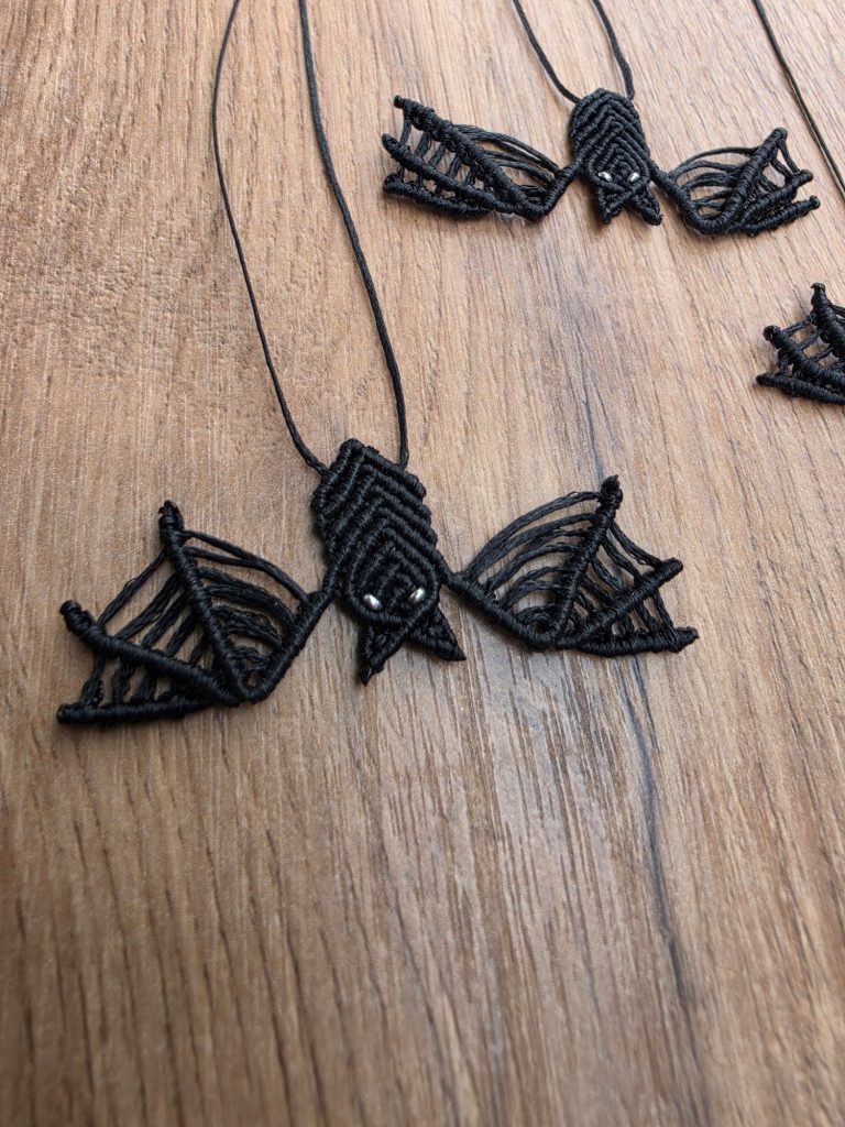 Zapetljana macrame ogrlica Bat