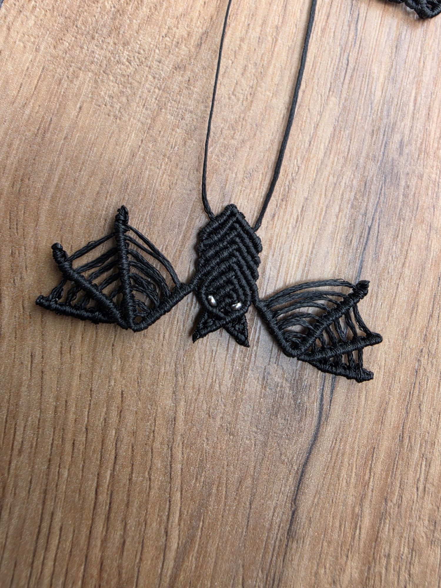 Zapetljana macrame ogrlica Bat - Slika 5