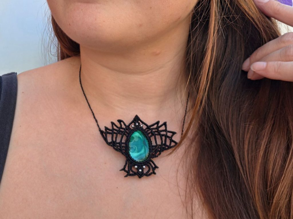 Zapetljana macrame ogrlica Lotos