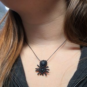 Zapetljana macrame ogrlica Lucky Spider