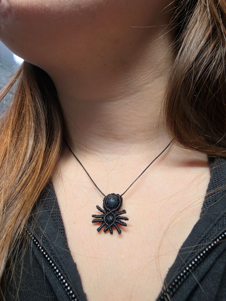 Zapetljana macrame ogrlica Lucky Spider